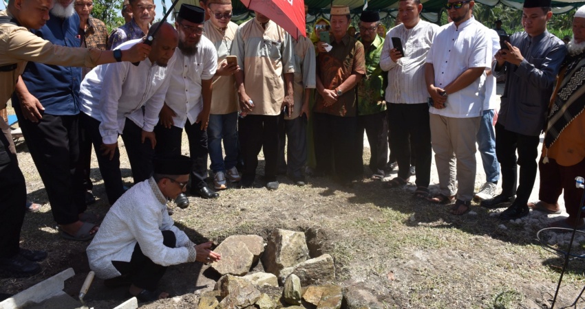 PELETAKAN Batu Pertama oleh Bupati Gorontalo Prof DR Ir Nelson Pomalingo.