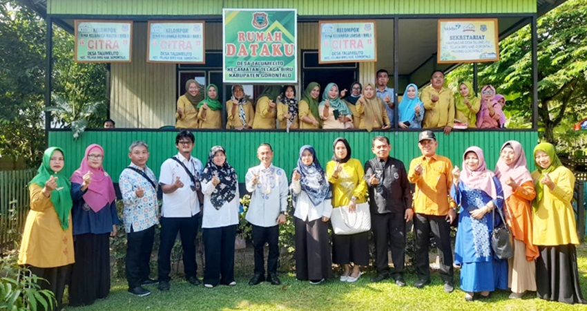 POSE bersama usai kunjungan tim verifikasi Satyalencana Wirakarya program Bangga Kencana BKKBN Tahun 2023 di Rumah Dataku Desa Talumelito.
