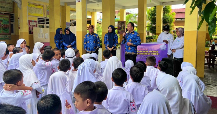 Suasana sosialisasi program Hayati yang diselenggarakan DPPKB-P3A di SDN 77 Kota Tengah, Rabu (17/5/2023). (Foto: Istimewa)