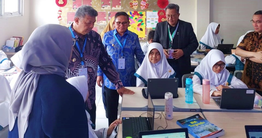 Wali Kota Gorontalo, Marten Taha ketika berkunjung di SMP Islam Terpadu Al-Haraki. (Foto: Prokopim)