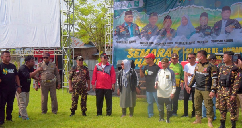 BUPATI Gorontalo Prof DR Ir Nelson Pomalingo saat ikut jalan sehat peringati Harla GP Ansor dan Fatayat NU.