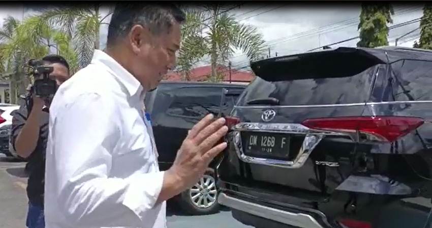 Bupati Bone Bolango Hamim Pou usai dicecar pertanyaan oleh pihak Auditor BPKP di kantor Kejati Gorontalo terkait dugaan korupsi Bansos Bone Bolango, Selasa (9/5/23). (Foto: Tangkapan Layar Video).