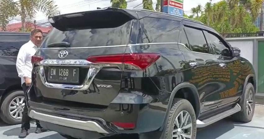 Bupati Hamim Pou tampak menuju Mobnas jenis Fortuner warna hitam menggunakan plat nomor kendaraan yang diduga tidak sesuai.