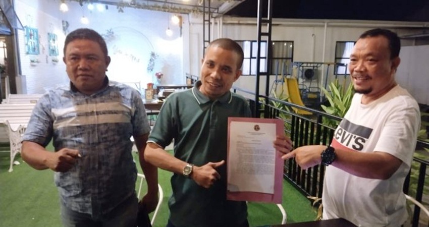 Tiga Sekretaris DPC PPP memperlihatkan surat mosi tidak percaya kepada Ketua DPW PPP Provinsi Gorontalo Nelson Pomalingo. (foto : ist)