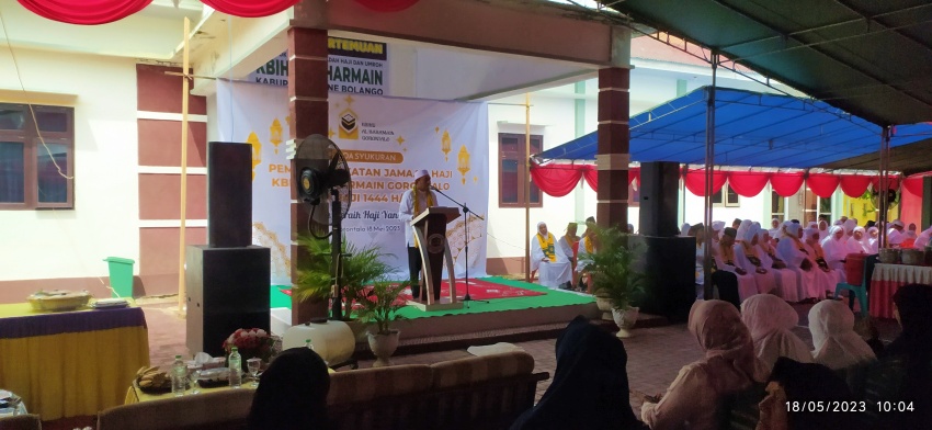 Ketua KBIHU Al Harmain, H, Ridwan B Setiawan Lc, saat membuka kegiatan doa dan syukuran pemberangkatan jemaah haji kemarin. (Foto Caisar/GP)