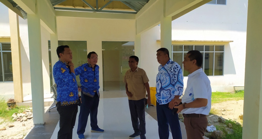 jajaran komisi II turun meninjau pekerjaan. (Foto dok)