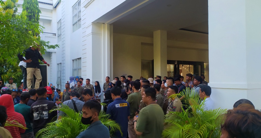 Suasana aksi rakyat penambang dikantor Bupati kemarin. (Foto Caisar/GP)