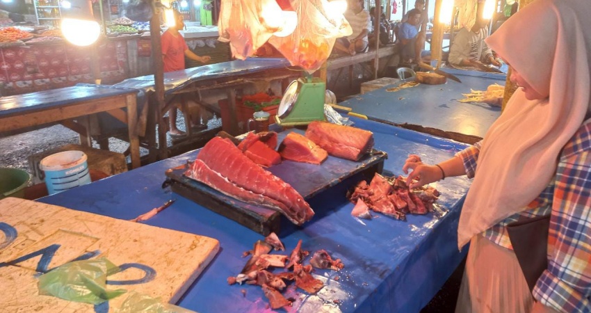 Penjual ikan tuna di pasar sentral Kota Gorontalo. (Foto Alsepti Thalib)