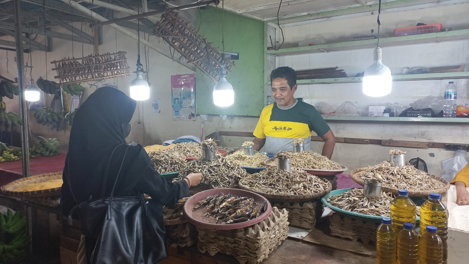 Foto ikan teri yang ada di Pasar Liluwo. (Foto Atika)