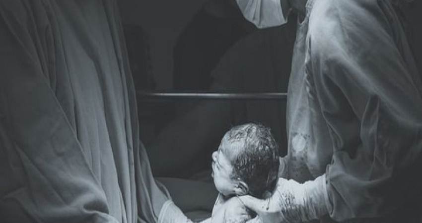 Kepala Bayi Perempuan Putus Sesaat Setelah Dilahirkan---Unsplash