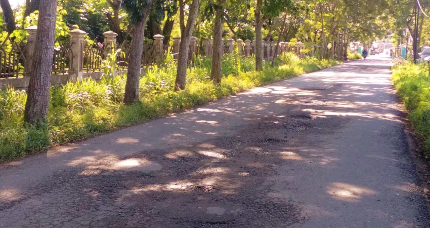 Kondisi Jalan Sahmina Nur, Kelurahan Dutulanaa, Kabupaten Gorontalo, yang kini dikeluhkan masyarakat karena berlubang.