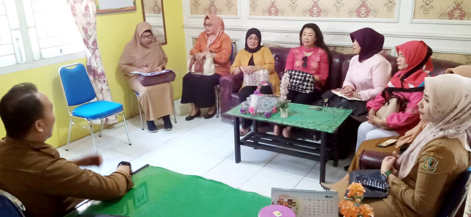 Anggota Kerukunan Keluarga Anggota Dewan (KKAD) Kota Gorontalo, saat melakukan kunjungan kerja di Kelurahan Dulalowo.