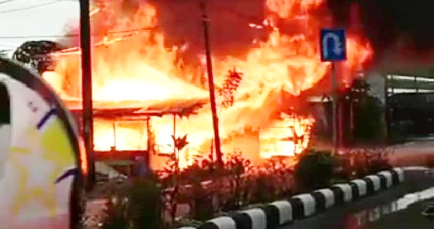 satu rumah dan warung makan ludes di lalap si jago merah Senin (15/5), yang terjadi di Kabupaten Bone Bolango.