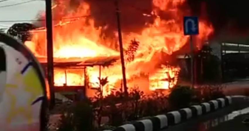 Warung Makan Dekat Kantor DPRD Bonbol Ludes Terbakar