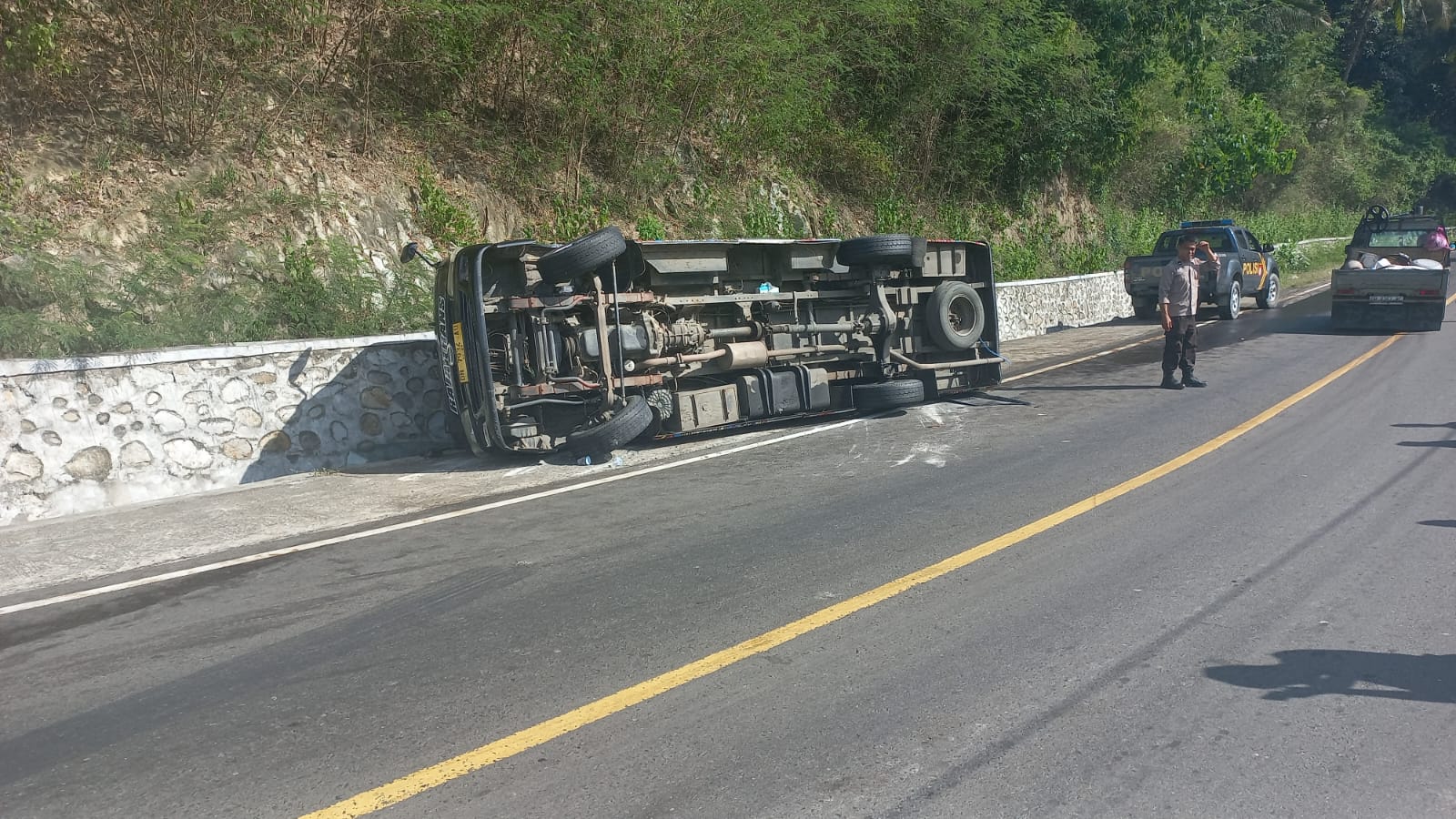 Nampak minibus mengalami kecalakaan di Jalan Trans Sulawesi, Kecamatan Mananggu, Kabupaten Boalemo.