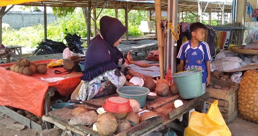 Kelapa parut yang ada di pasar Sentral Kota Gorontalo. (Foto Elvira)