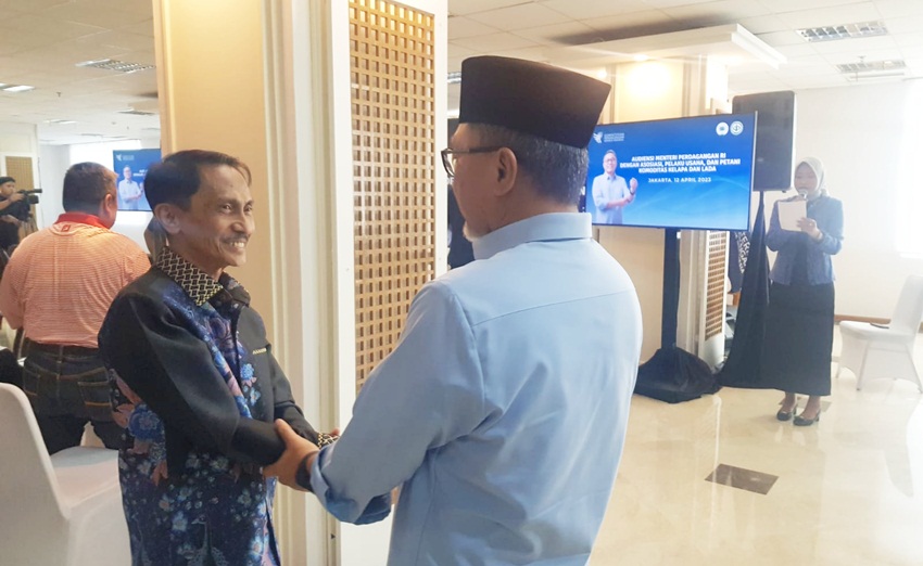 KEAKRABAN Terlihat antara Bupati Nelson Pomalingo dan Menteri Perdagangan Zulkifli Hasan.
