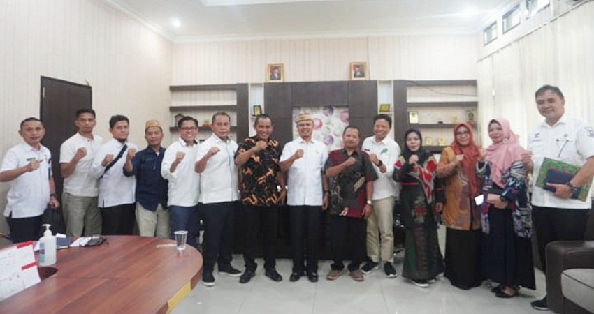 POSE Bersama pihak panitia PWN-PTK dengan Sekda Roni Sampir.