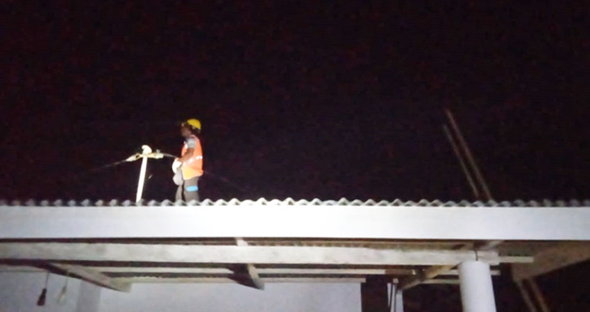 Petugas PLN Limboto memperbaiki kabel listrik yang mengalami kerusakan di Kelurahan Dutulanaa, Kecamatan Limboto. (F. Vinkan Tilome)