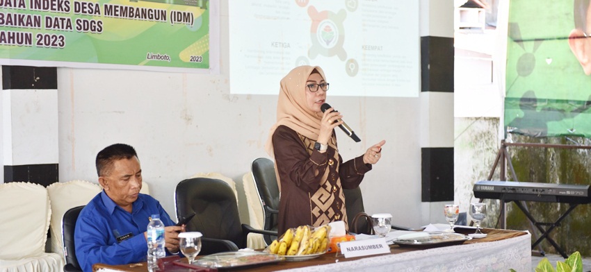 KETUA ICMI Fory Naway saat memaparkan konsep desa madani, di hadapan seluruh kepala desa.