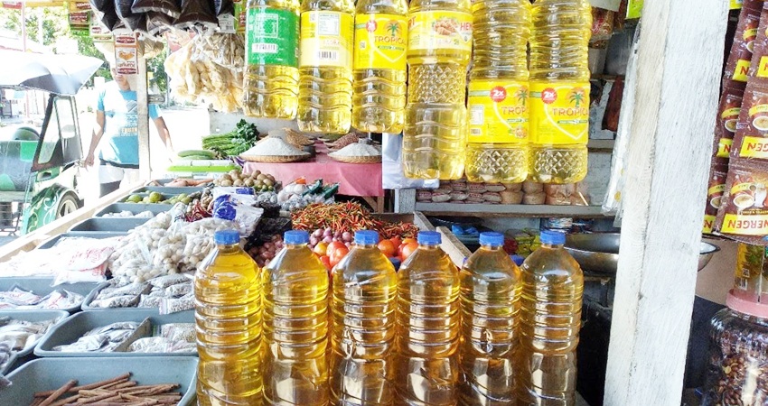 Minyak goreng yang dijual di salah satu lapak pedagang. (Elvira)