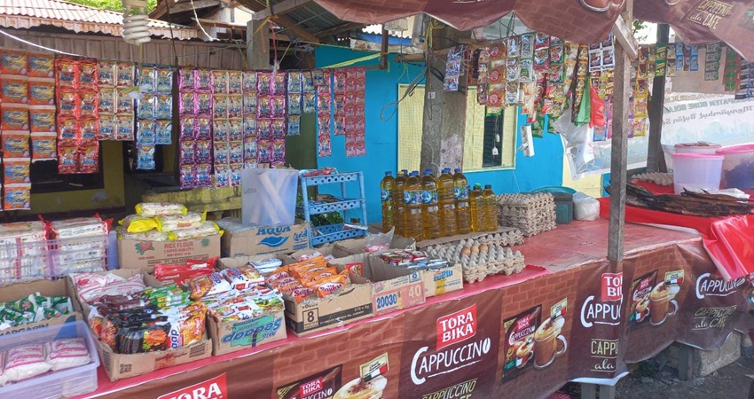 Salah satu lapak pedagablng yang menjual minyak goreng curah. (Foto Alsepti Thalib)