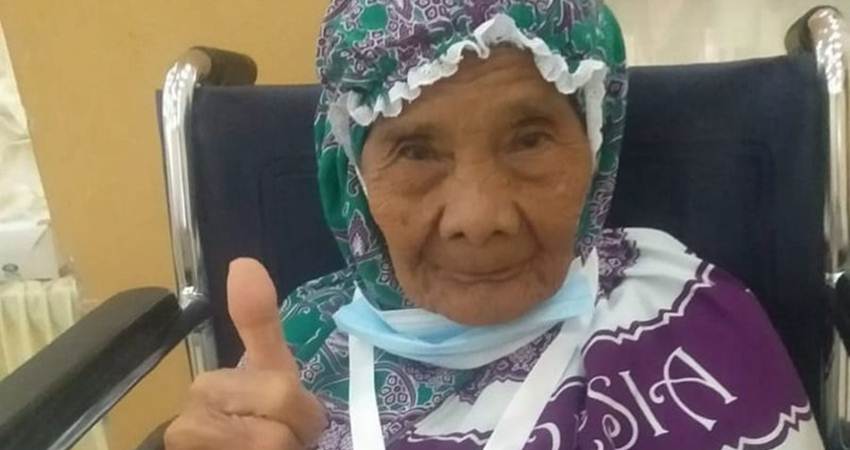 Nurhana Lubis (85) jamaah calon haji (JCH) kloter pertama dari Kabupaten Mandailing Natal (Madina). Foto: Antara/HO-Istimewa