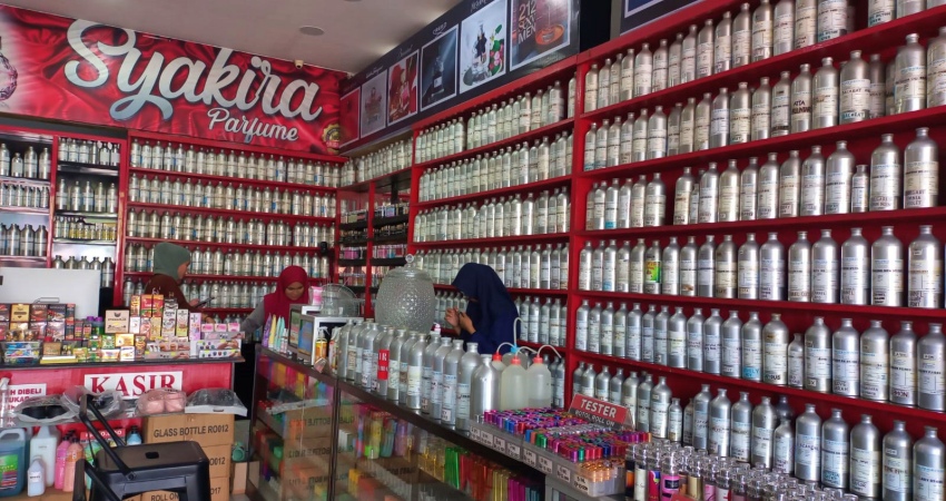 Salah satu Toko Parfum di Kota Gorontalo. (Foto Atika)