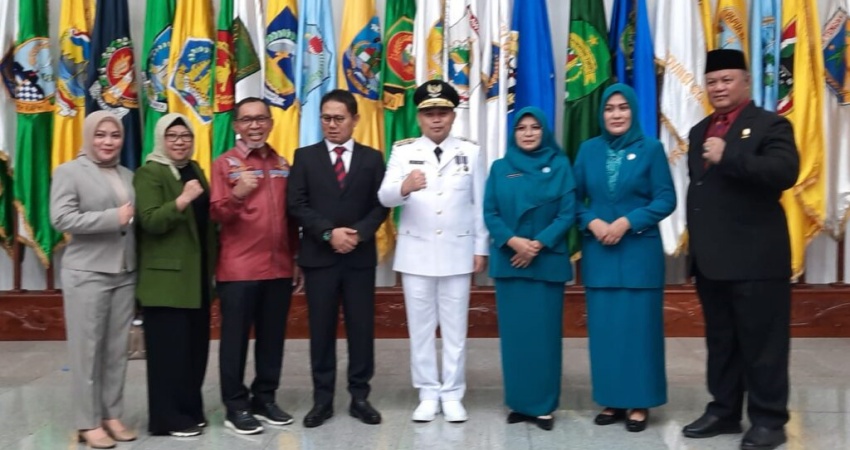 Wakil Ketua Deprov Gorontalo Kris Wartabone bersama anggota Deprov dari Fraksi PDIP foto bersama dengan Penjagub Ismail Pakaya usai pelantikan di Jakarta, Jumat (12/5). (Humas)