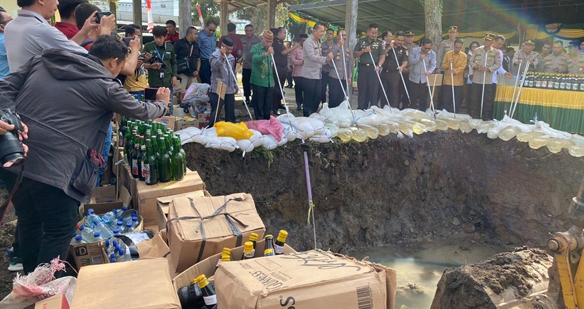 Kapolres Gorontalo bersama jajaran forkopimda saat melakukan pemusnahan miras secara bersama-sama di halamn Polsek Limboto, kamis (25/5). (F:Deice/Gorontalo Post)