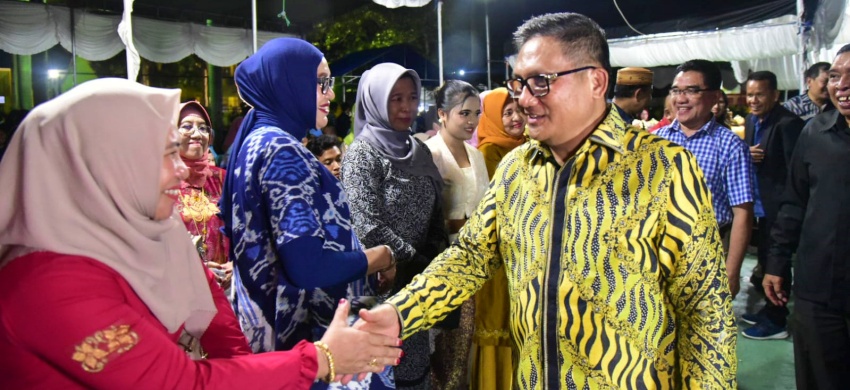 Wali Kota Gorontalo, Marten Taha, ketika menyapa para alumni SMA Negeri 2 Gorontalo pada kegiatan grand reunion Sekolah tersebut, Sabtu (20/5/2023) malam. (Foto: Prokopim)