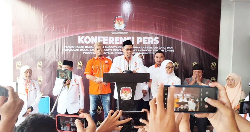 DAFTAR CALEG : PKS menjadi partai politik pertama yang datang ke KPU Provinsi Gorontalo untuk mendaftarkan calon legislatif Pemilu 2024. (foto : natha / gorontalo post)
