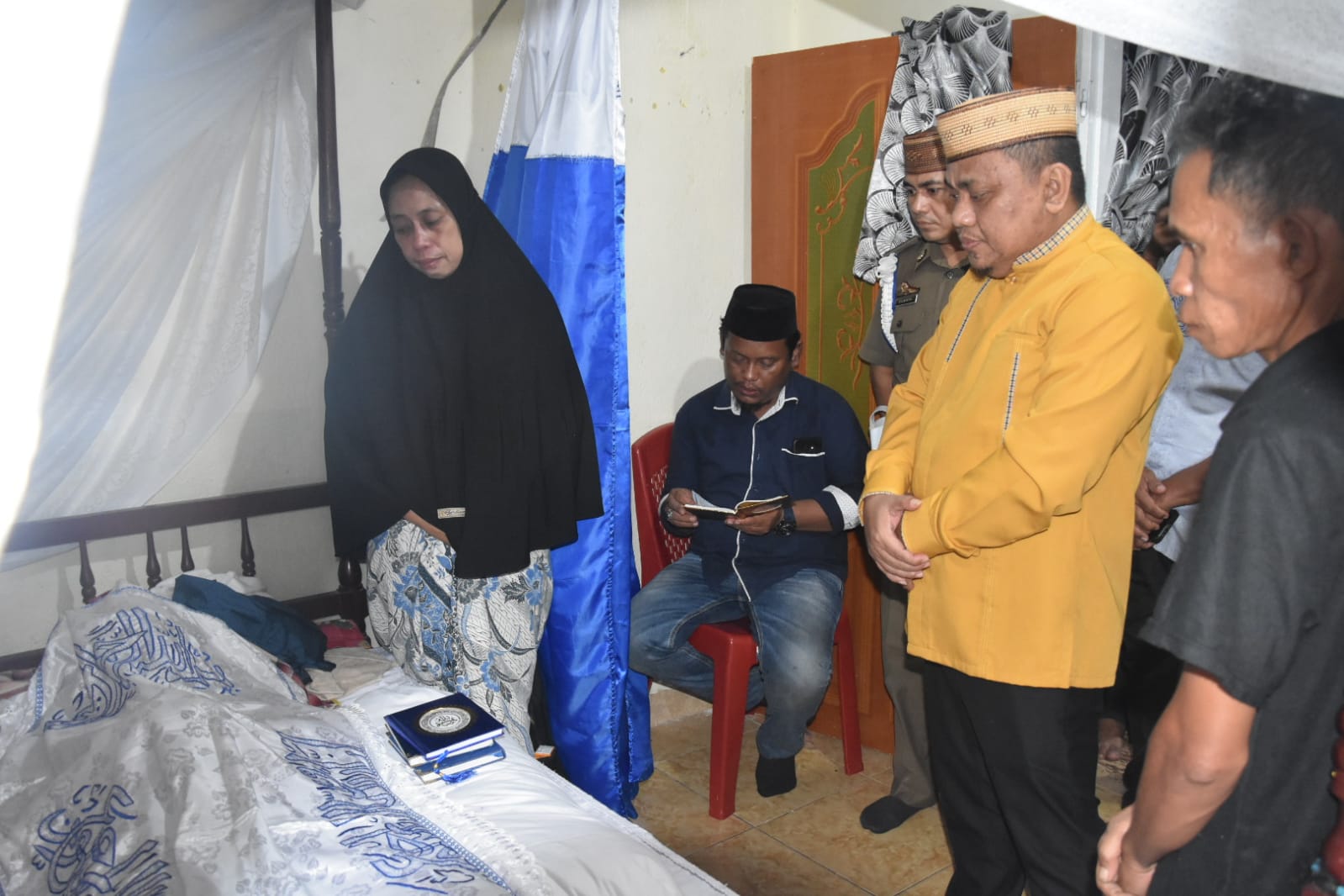 WAKIL Bupati Gorontalo Hendra S Hemeto saat melayat di kediaman duka Ismail Polamolo