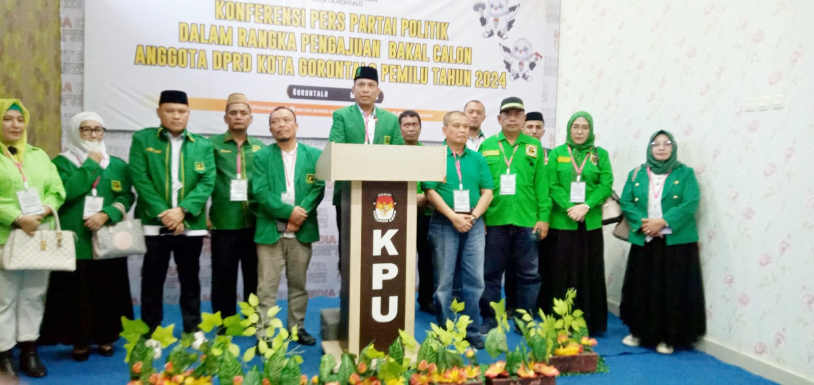 Ketua DPC PPP Kota Gorontalo, Rivai Bukusu bersama pengurus partai dan Caleg DPR-RI Idris Rahim, saat memberikan keterangan pers, usai menyerahkan berkas Bacaleg di KPU, kemarin (11/5). (F.Diyanti/Gorontalo Post)