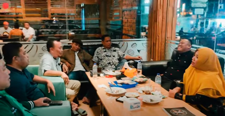 Pertemuan sejumlah politisi PPP, seperti Rivai Bukusu, Azan Piola, dan Syam T Ase, di coffeetoffy Gorontalo usai pendaftaran bacaleg PPP Gorontalo, baru-baru ini. (foto : tangkapan layar @youtube/bangjago)