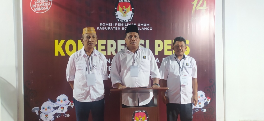 Pengurus DPC Partai Ummar Bonbol melakukan konferensi pers usai pendaftaran Bacaleg ke KPU yang semuanya adalah perempuan. (Foto Caisar/GP)
