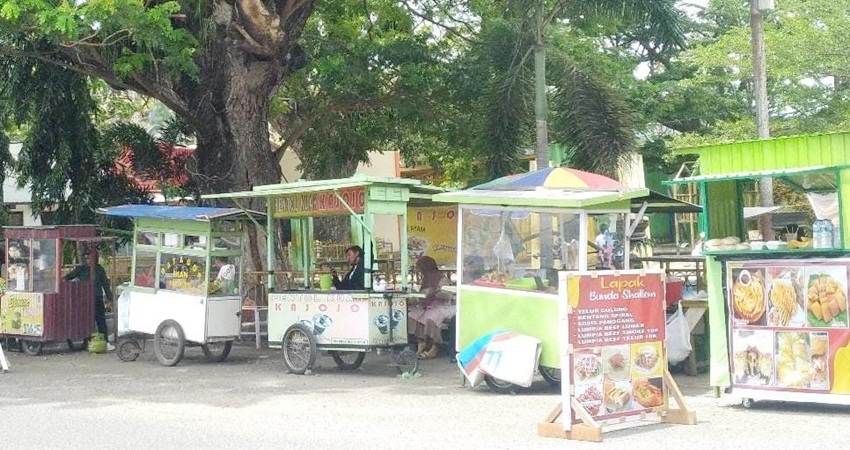 Pedagang yang ada di taman kota. (Elvira)