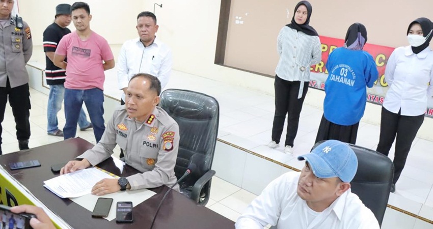 Kapolresta Gorontalo Kota, Kombes Pol. Dr. Ade Permana,S.I.K,M. Si didampingi Kasat Reskrim, Kompol Leonardo Widharta,S.I.K saat bertanya kepada tersangka usai press rilis yang dilangsungkan di lantai tiga, Polresta Gorontalo Kota.