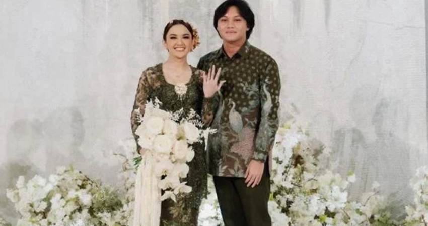 Penyanyi Rizky Febian melamar kekasihnya, Mahalini Ayu Raharja, di Jakarta, pada Minggu (7/5). Foto: Instagram/bridestory