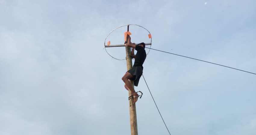 Masyarakat menggelar acara gebyar ketupat dengan berbagai kegiatan atau permainan tradisional untuk memeriahkan hari raya ketupat. (F. Syamsurizal/Gorontalo Post)