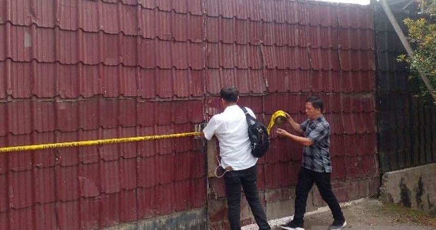 Personel polisi memasang police line pada gudang penyimpanan BBM berjenis solar, di Jalan Guru Sinumba, Medan Helvetia, Medan, Sumut, Kamis (27/4/2023). -M Sahbainy Nasution-ANTARA/Fin.co.id