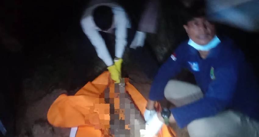 Petugas mengevakuasi mayat yang ditemukan di kebun bambu Desa Munjul, Solear, Kabupaten Tangerang. Foto: Humas Polda Banten/JPNN.com