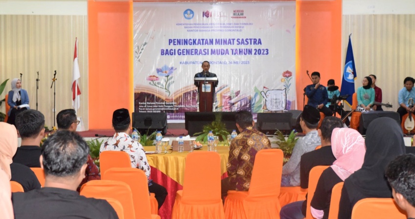 BUPATI Gorontalo Prof DR Ir Nelson Pomalingo saat memberikan sambutan pada Peningkatan Minat Sastra Bagi Generasi Muda Tahun 2023.