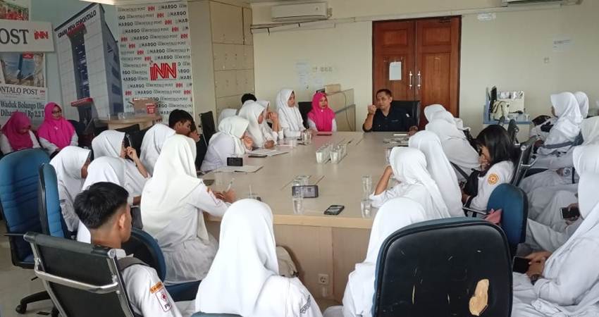 SMK 1 Suwawa yang Disambut oleh Direktur Gorontalo Post. Foto: Rijalal U Khan