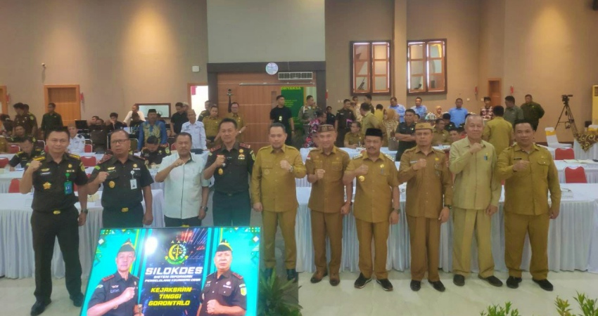 POSE Bersama Sekda Roni Sampir saat menghadiri launching aplikasi SILOKDES di Ballroom Kantor Kejaksaan Tinggi Gorontalo.