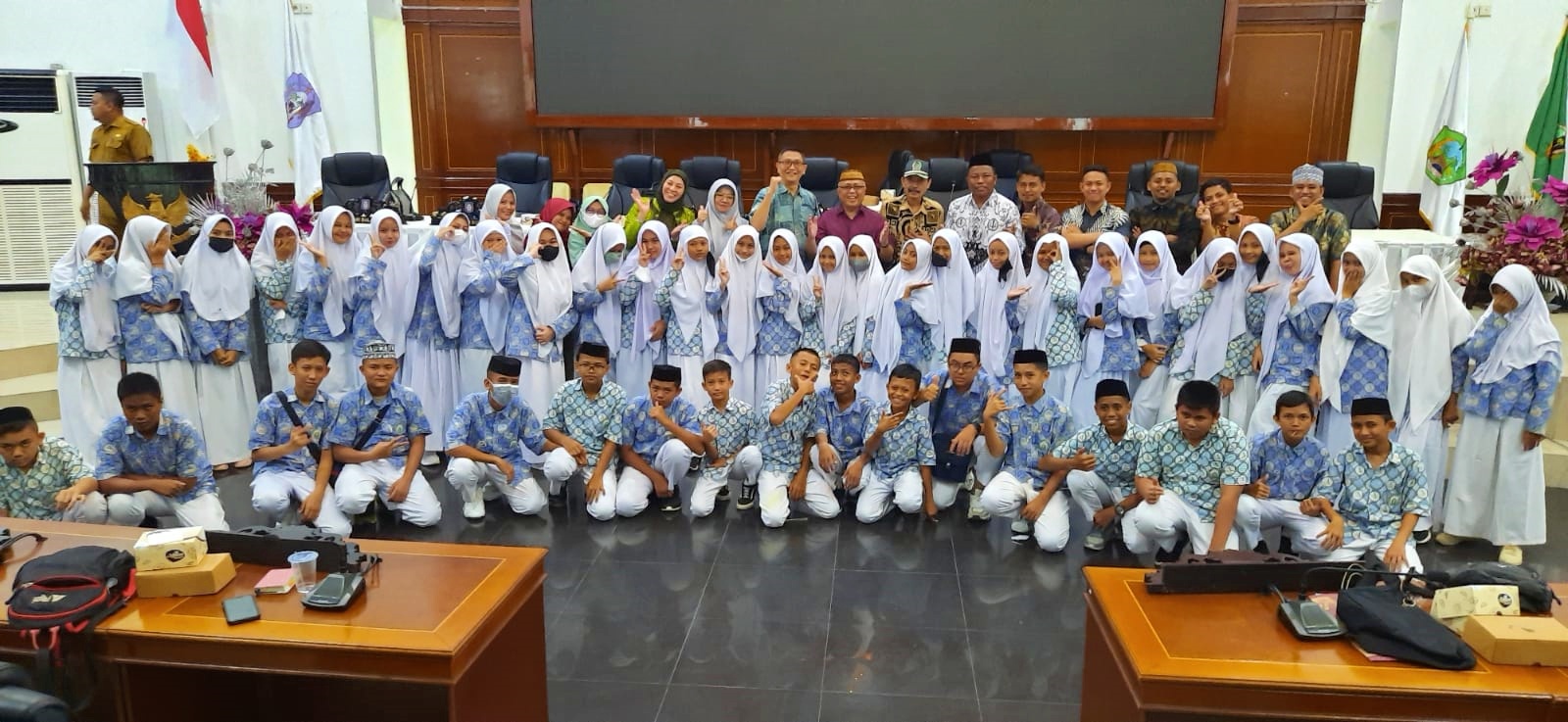 Foto bersama para siswa dan guru SMP Islam Terpadu (SMPIT) Pohuwato bersama Wakil Ketua Deprov, Sofyan Puhi dan sejumlah anggota Deprov dapil Boalemo-Pohuwato di ruang rapat paripurna, kemarin (30/5). (Humas)