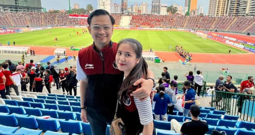 Wakil Wali Kota Gorontalo, Ryan F. Kono bersama sang istri usai menyaksikan pertandingan semi final Cabang Olaharga (Cabor) Sepakbola Sea Games 2023 di Kamboja yang mempertemukan Timnas U-22 Indonesia VS Timnas U-22 Vietnam, Sabtu (13/5/2023) di Stadion Olympic, Phnom Penh, Kamboja. (Foto: Istimewa)