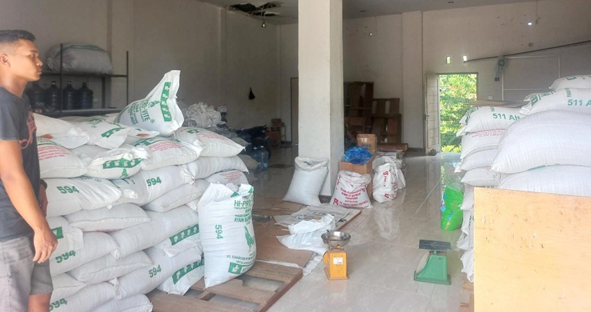 Salah satu toko yang menjual pakan ayam di Kota Gorontalo. (Foto Alsepti Thalib)