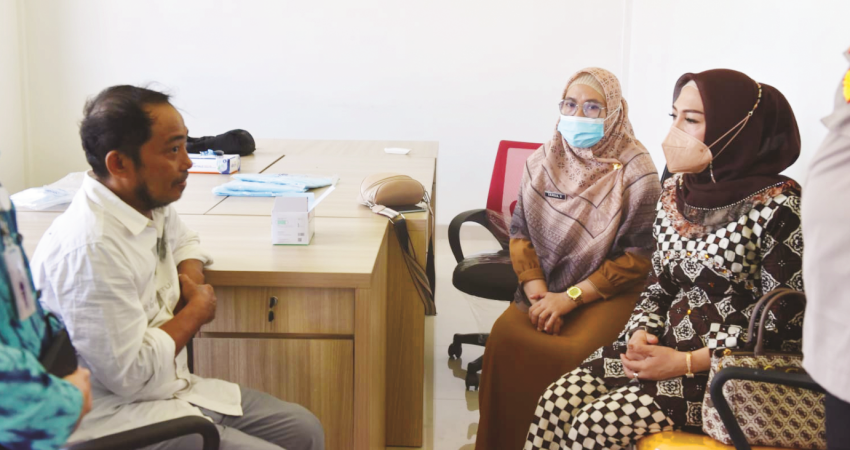 SUASANA Pertemuan Ketua PKK Fory Naway dengan pihak keluarga korban.