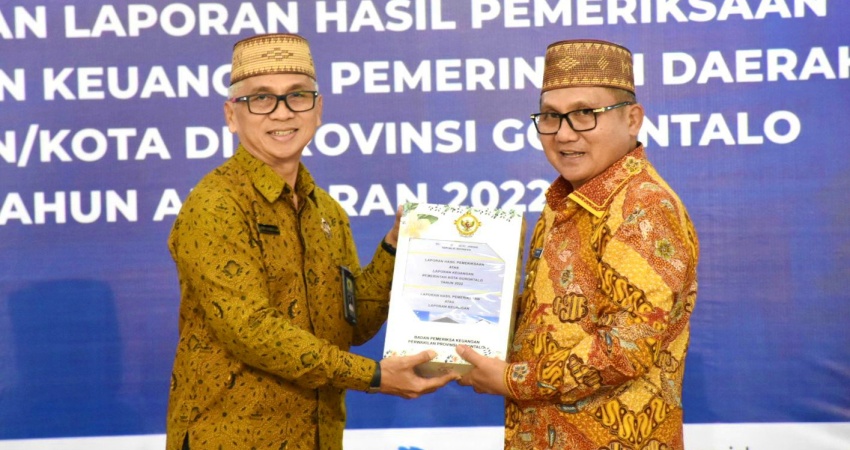 Wali Kota Gorontalo, Marten Taha ketika menerima LHP LKPD Kota Gorontalo tahun anggaran 2023, Rabu (18/5/2023). (Foto: Prokopim)